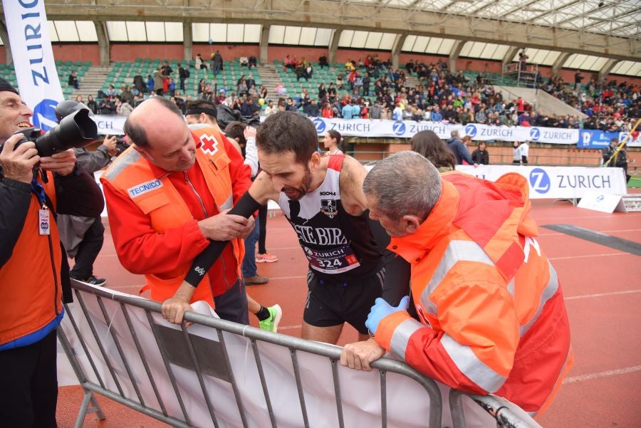 3.000 corredores han tomado salida desde el Paseo de Errondo para dar las dos vueltas al recorrido y completar los 42,195 kilómetros. 