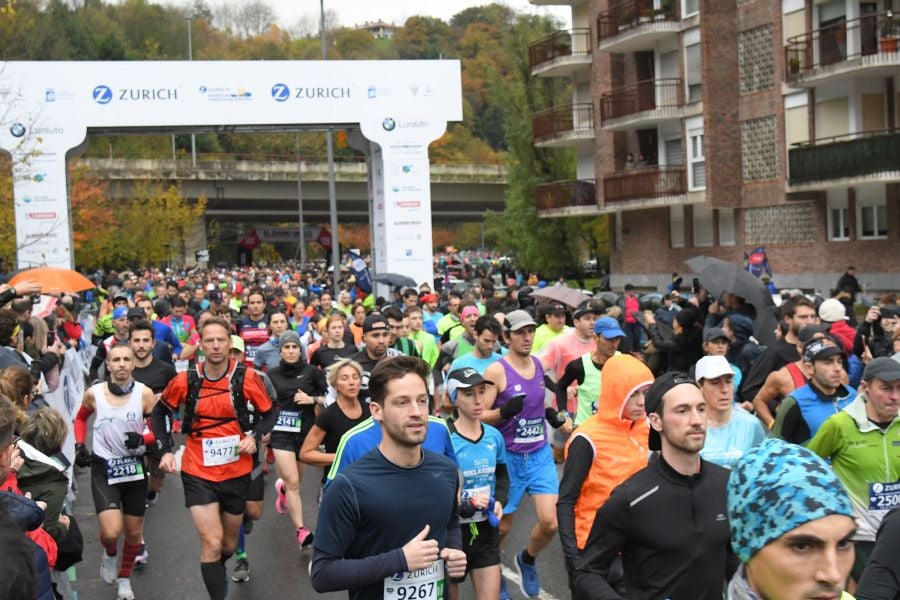 3.000 corredores han tomado salida desde el Paseo de Errondo para dar las dos vueltas al recorrido y completar los 42,195 kilómetros. 