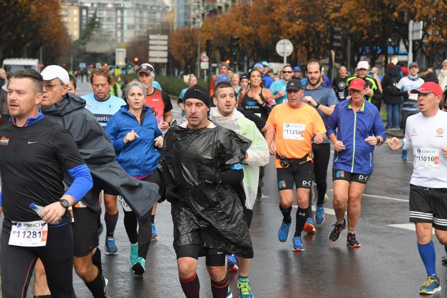 3.000 corredores han tomado salida desde el Paseo de Errondo para dar las dos vueltas al recorrido y completar los 42,195 kilómetros. 