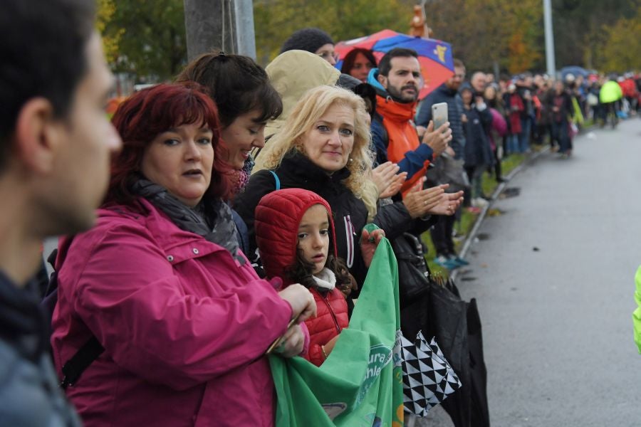 3.000 corredores han tomado salida desde el Paseo de Errondo para dar las dos vueltas al recorrido y completar los 42,195 kilómetros. 