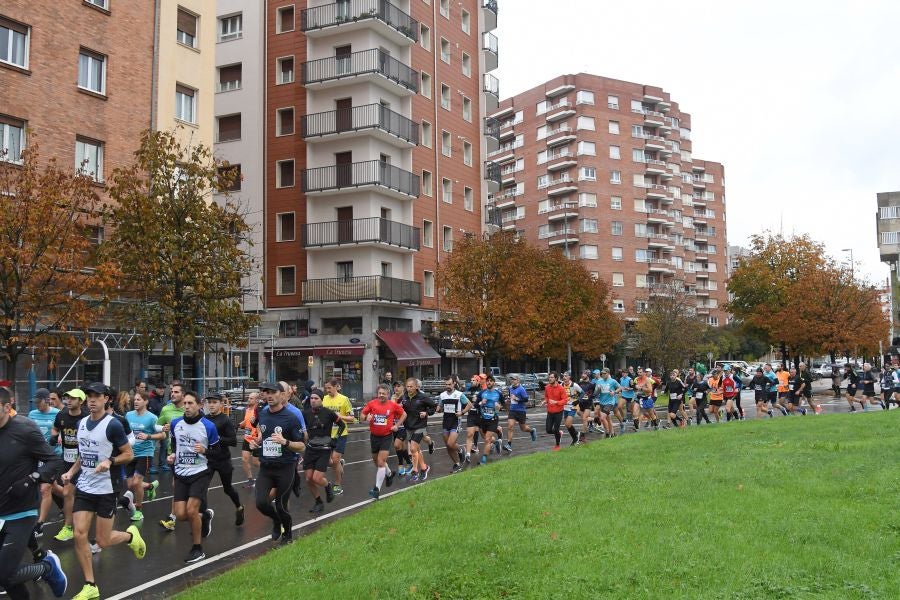 3.000 corredores han tomado salida desde el Paseo de Errondo para dar las dos vueltas al recorrido y completar los 42,195 kilómetros. 