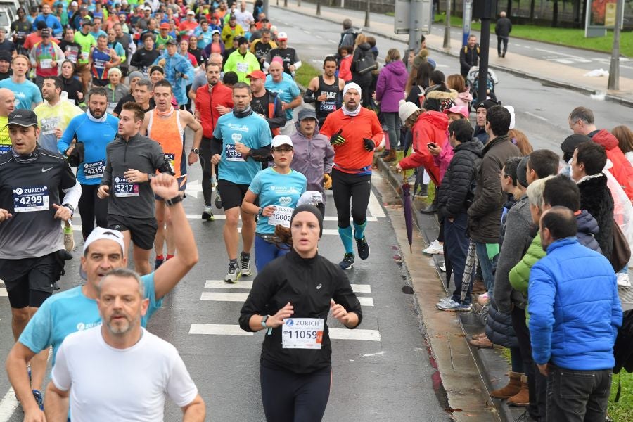 3.000 corredores han tomado salida desde el Paseo de Errondo para dar las dos vueltas al recorrido y completar los 42,195 kilómetros. 