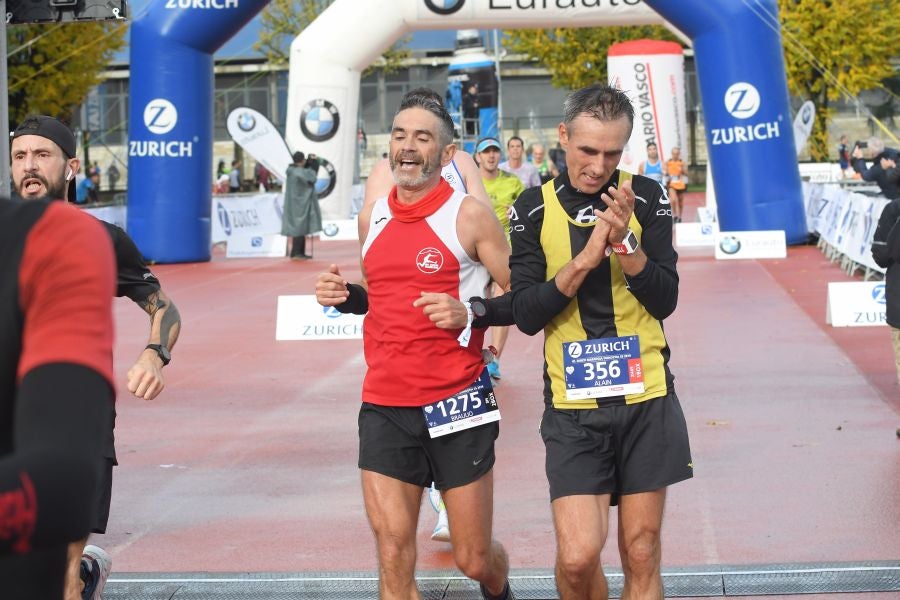 3.000 corredores han tomado salida desde el Paseo de Errondo para dar las dos vueltas al recorrido y completar los 42,195 kilómetros. 