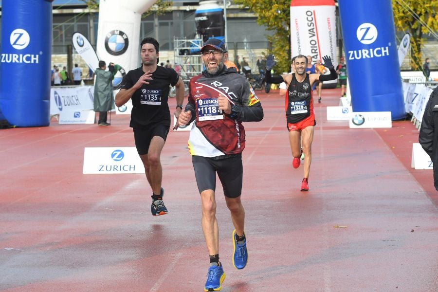 3.000 corredores han tomado salida desde el Paseo de Errondo para dar las dos vueltas al recorrido y completar los 42,195 kilómetros. 