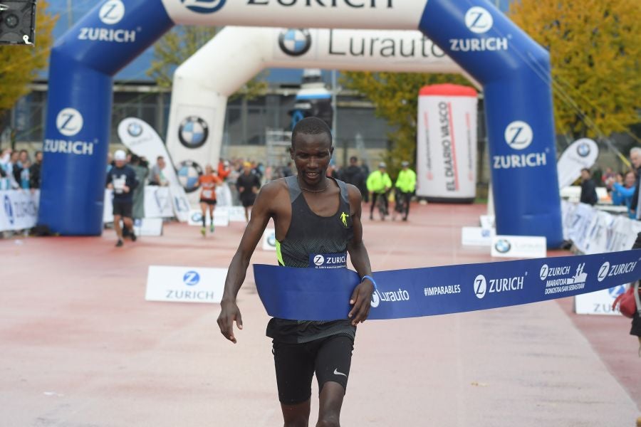 3.000 corredores han tomado salida desde el Paseo de Errondo para dar las dos vueltas al recorrido y completar los 42,195 kilómetros. 