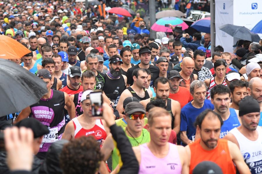 3.000 corredores han tomado salida desde el Paseo de Errondo para dar las dos vueltas al recorrido y completar los 42,195 kilómetros. 