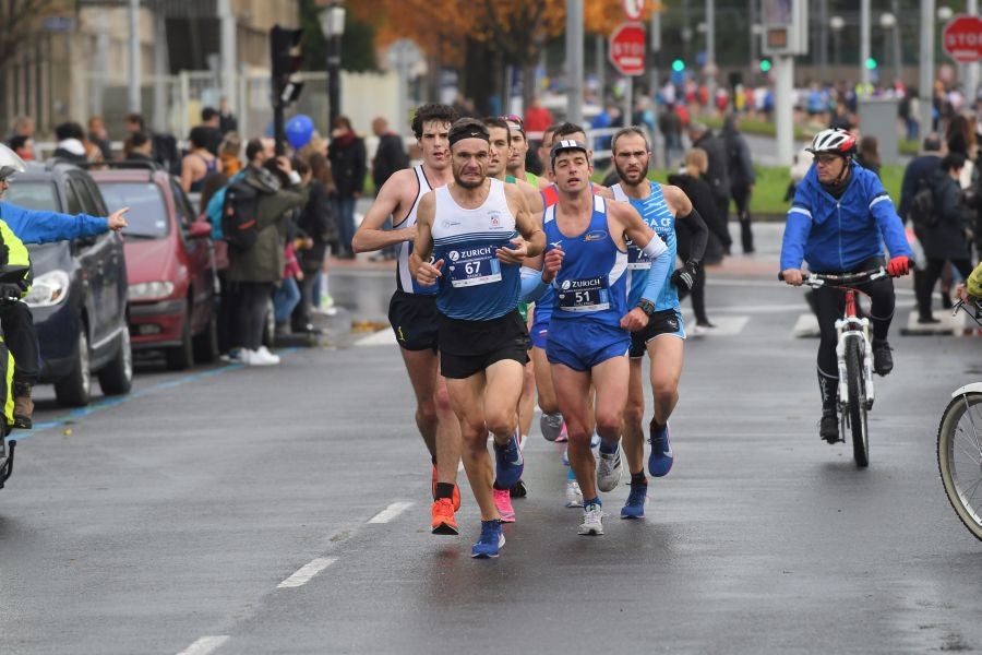3.000 corredores han tomado salida desde el Paseo de Errondo para dar las dos vueltas al recorrido y completar los 42,195 kilómetros. 
