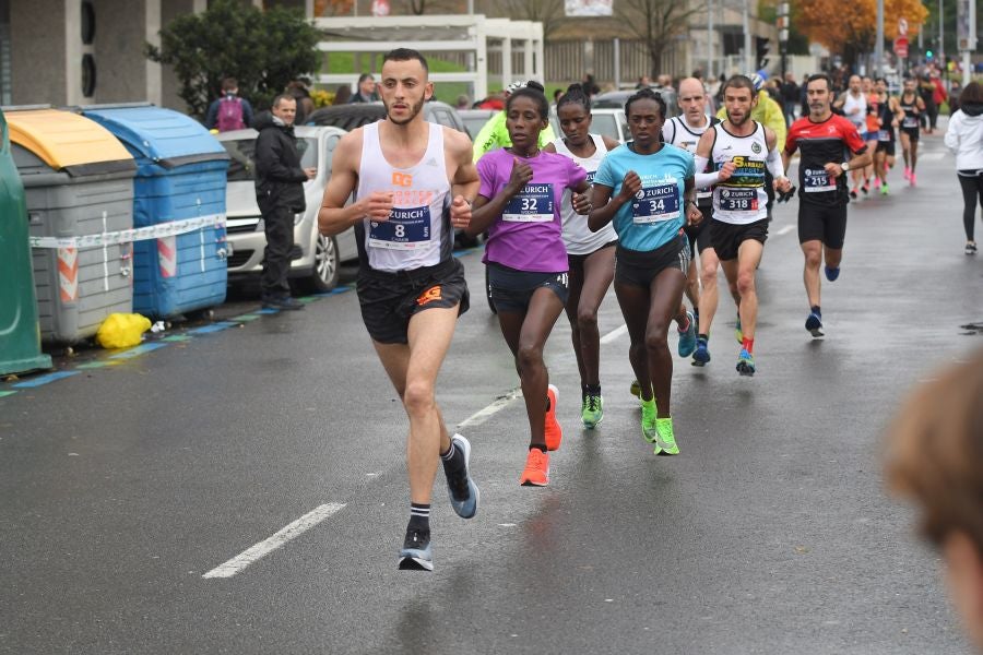 3.000 corredores han tomado salida desde el Paseo de Errondo para dar las dos vueltas al recorrido y completar los 42,195 kilómetros. 
