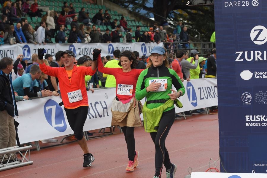3.000 corredores han tomado salida desde el Paseo de Errondo para dar las dos vueltas al recorrido y completar los 42,195 kilómetros. 