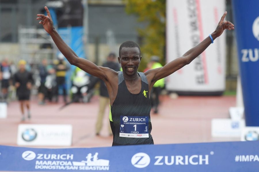 3.000 corredores han tomado salida desde el Paseo de Errondo para dar las dos vueltas al recorrido y completar los 42,195 kilómetros. 