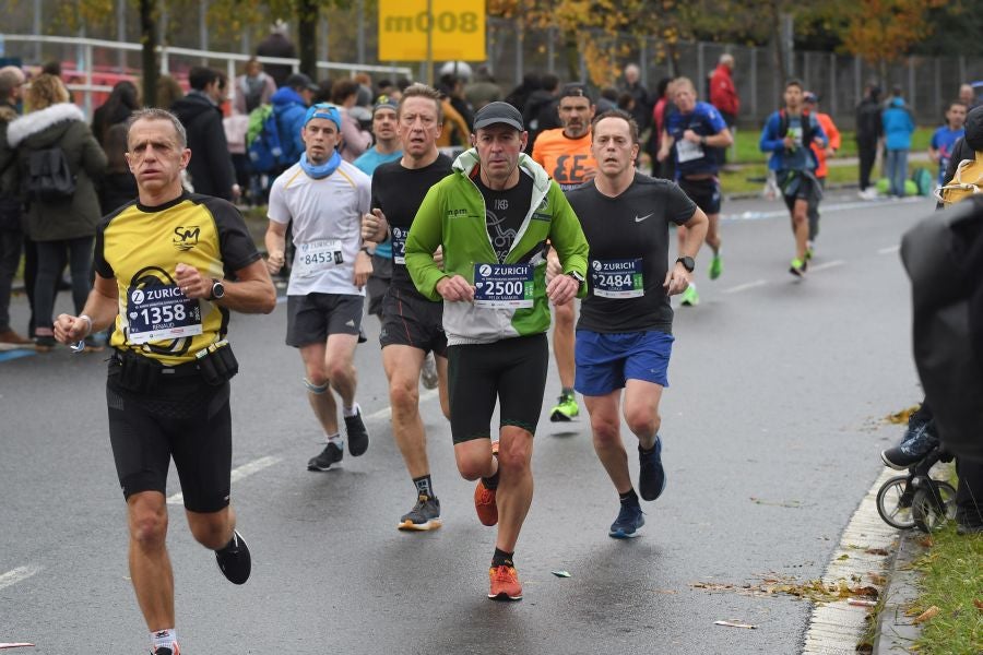 3.000 corredores han tomado salida desde el Paseo de Errondo para dar las dos vueltas al recorrido y completar los 42,195 kilómetros. 