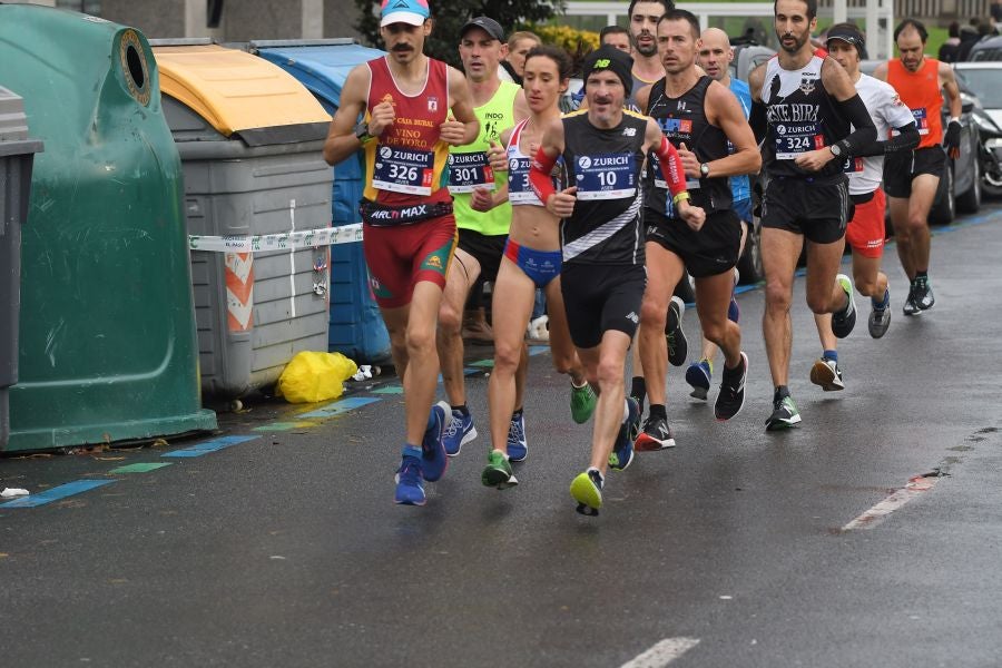 3.000 corredores han tomado salida desde el Paseo de Errondo para dar las dos vueltas al recorrido y completar los 42,195 kilómetros. 