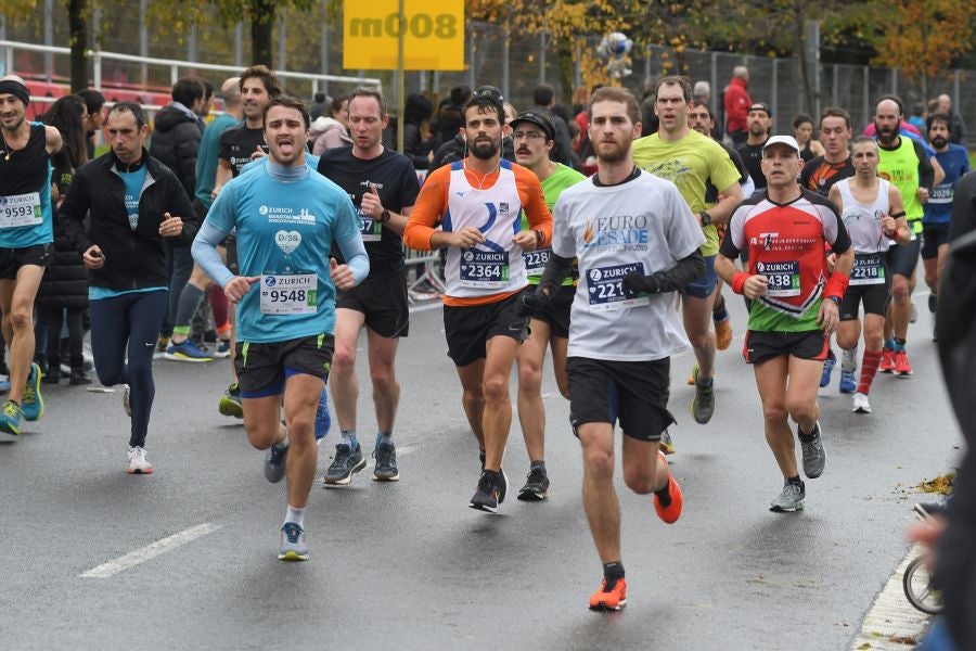 3.000 corredores han tomado salida desde el Paseo de Errondo para dar las dos vueltas al recorrido y completar los 42,195 kilómetros. 