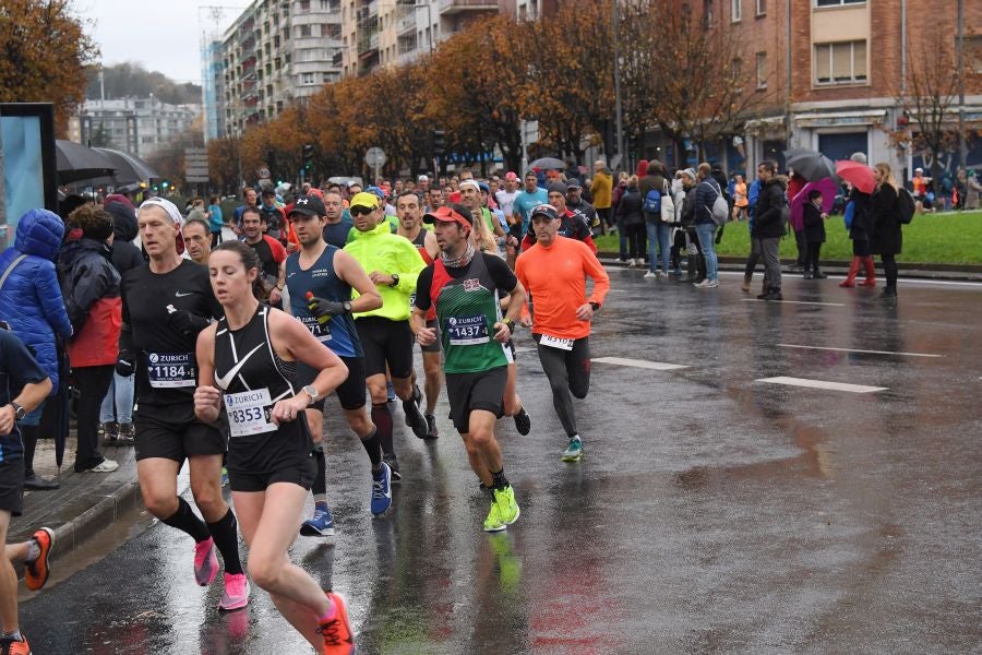 3.000 corredores han tomado salida desde el Paseo de Errondo para dar las dos vueltas al recorrido y completar los 42,195 kilómetros. 
