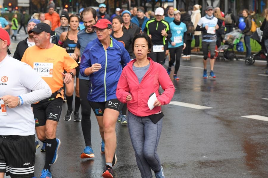 3.000 corredores han tomado salida desde el Paseo de Errondo para dar las dos vueltas al recorrido y completar los 42,195 kilómetros. 