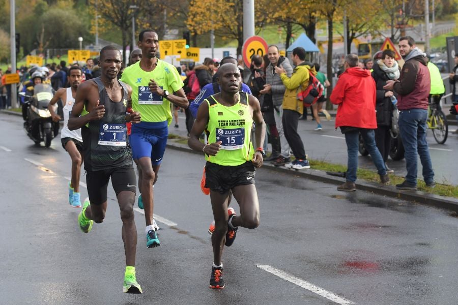 3.000 corredores han tomado salida desde el Paseo de Errondo para dar las dos vueltas al recorrido y completar los 42,195 kilómetros. 