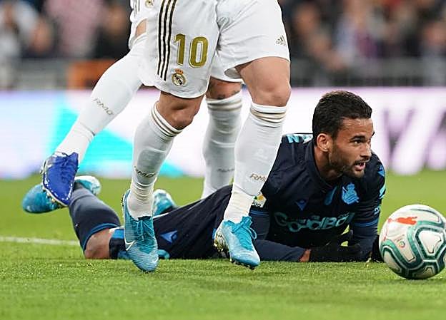 Willian José, sobre el verde del Santiago Bernabéu tras ser objeto de una falta. 