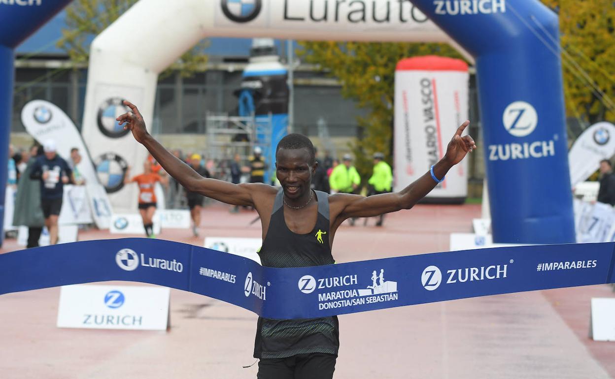 El keniata Collins Kipkorir alza los brazos al cruzar la meta. 