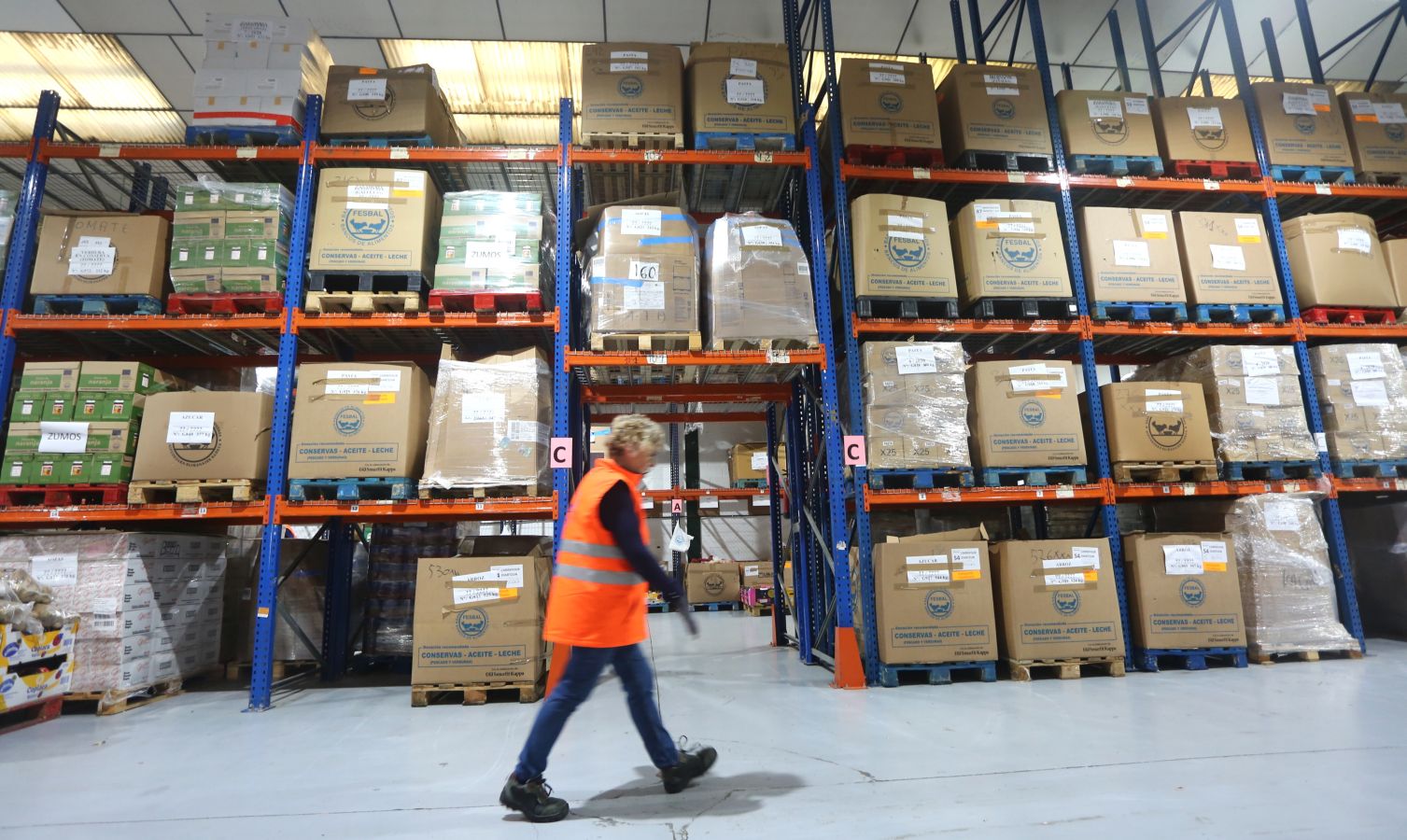 El Banco de Alimentos de Gipuzkoa almacena en su nave de Oiartzun los miles y miles de kilos de alimentos de la Gran Recogida