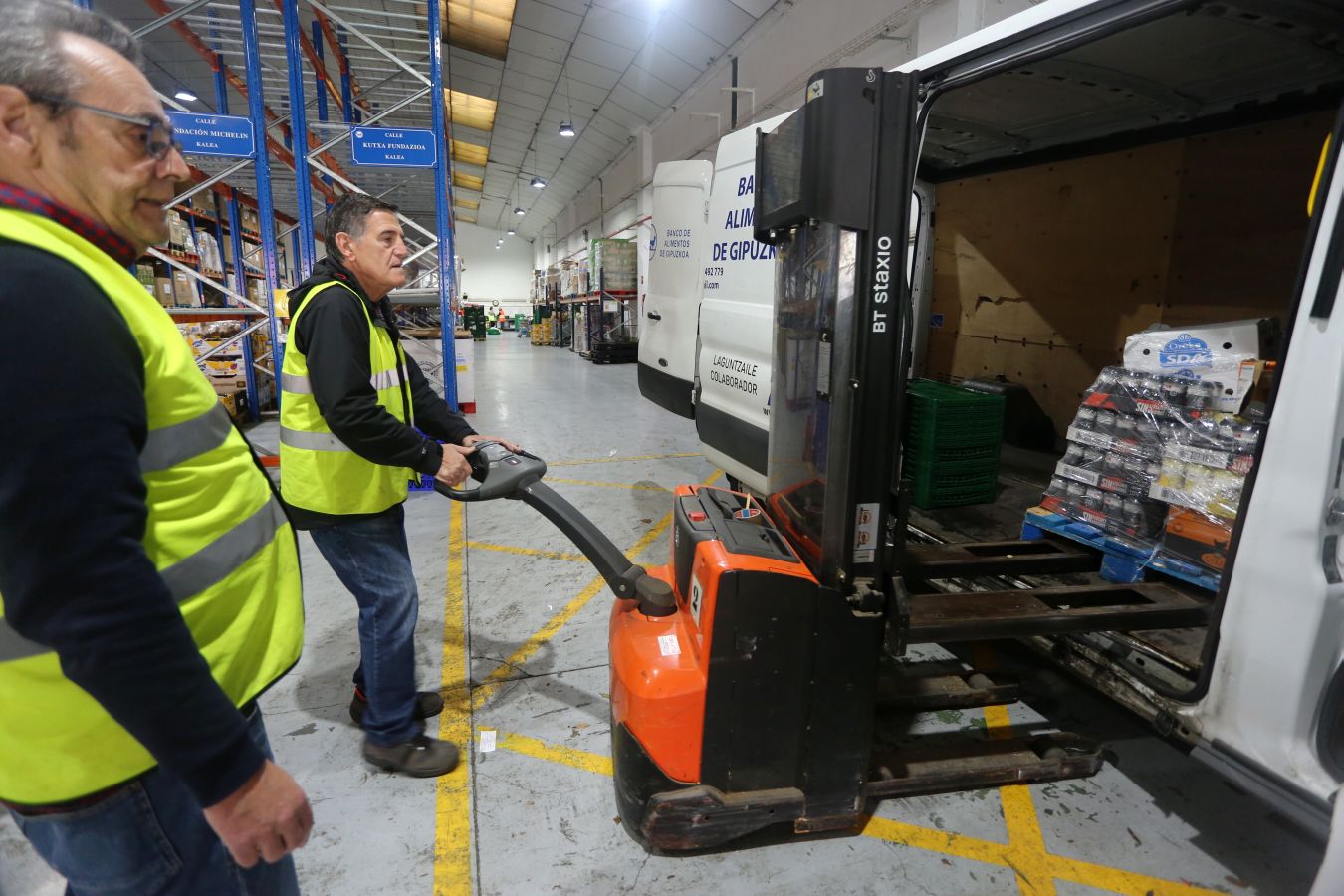 El Banco de Alimentos de Gipuzkoa almacena en su nave de Oiartzun los miles y miles de kilos de alimentos de la Gran Recogida