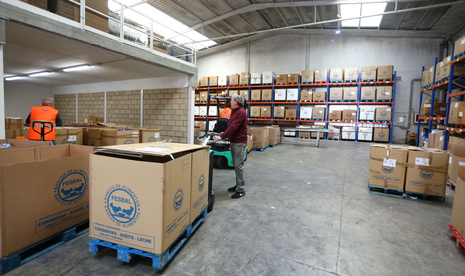 El Banco de Alimentos de Gipuzkoa almacena en su nave de Oiartzun los miles y miles de kilos de alimentos de la Gran Recogida