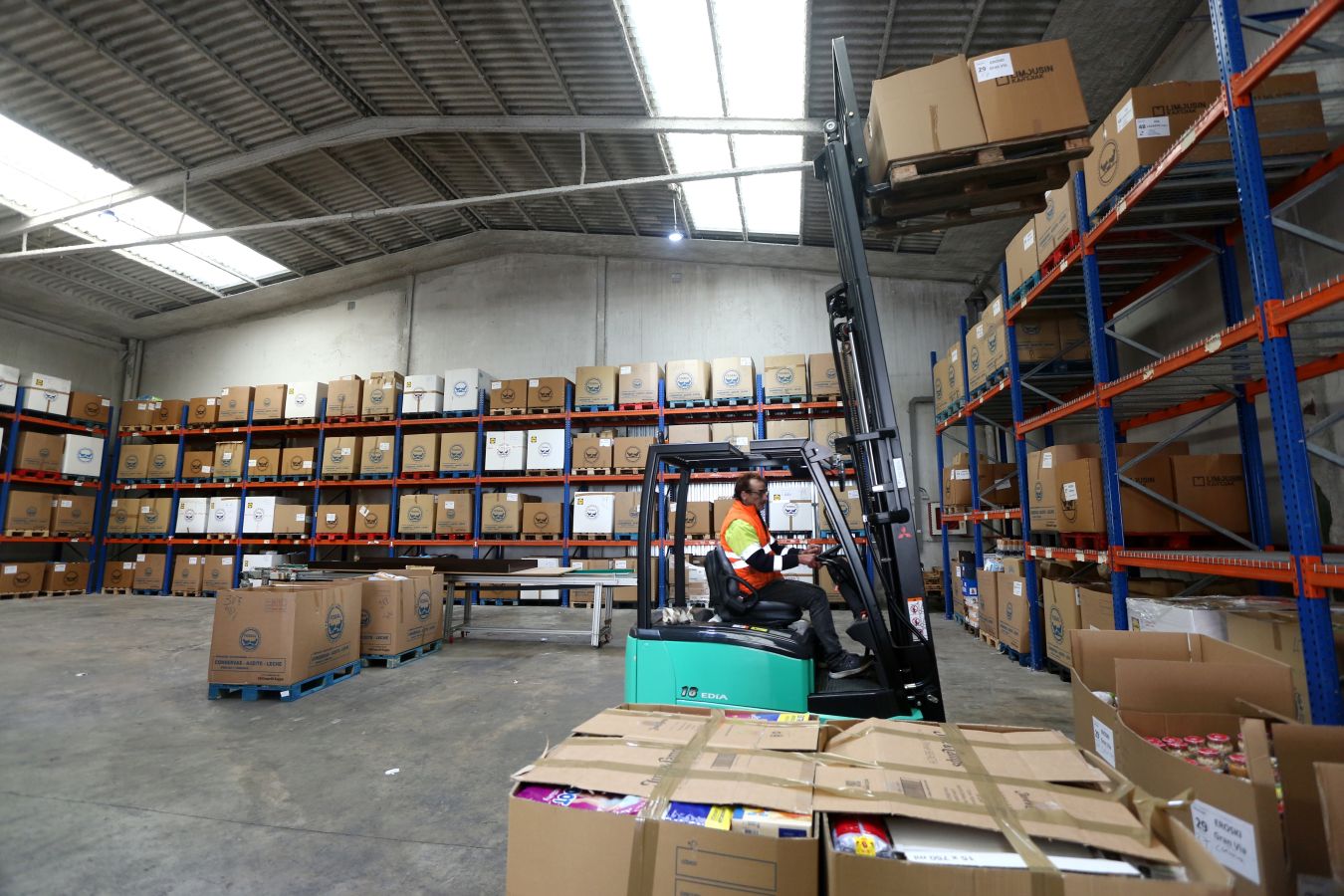 El Banco de Alimentos de Gipuzkoa almacena en su nave de Oiartzun los miles y miles de kilos de alimentos de la Gran Recogida