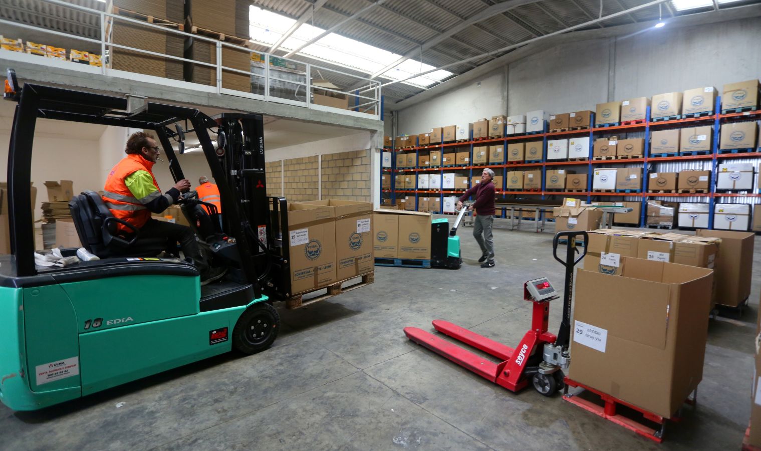 El Banco de Alimentos de Gipuzkoa almacena en su nave de Oiartzun los miles y miles de kilos de alimentos de la Gran Recogida