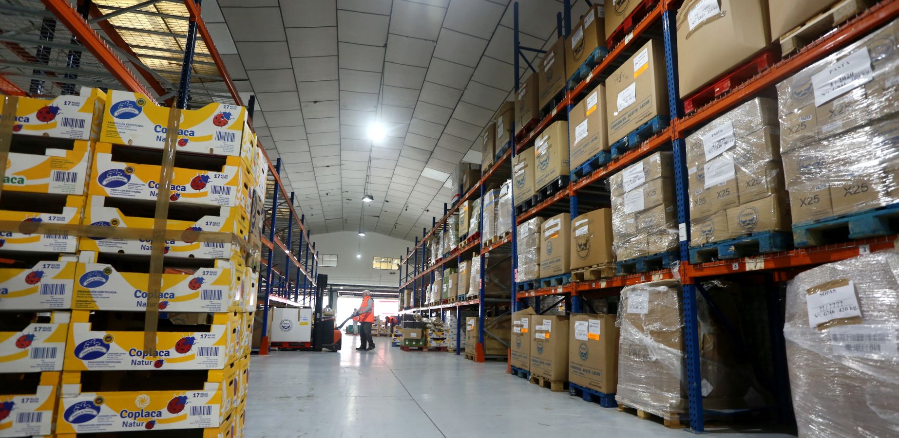 El Banco de Alimentos de Gipuzkoa almacena en su nave de Oiartzun los miles y miles de kilos de alimentos de la Gran Recogida