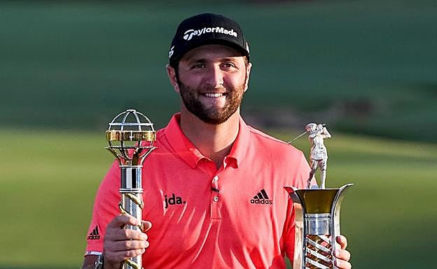 Jon Rahm posa ayer con los trofeos conquistados en Dubái.