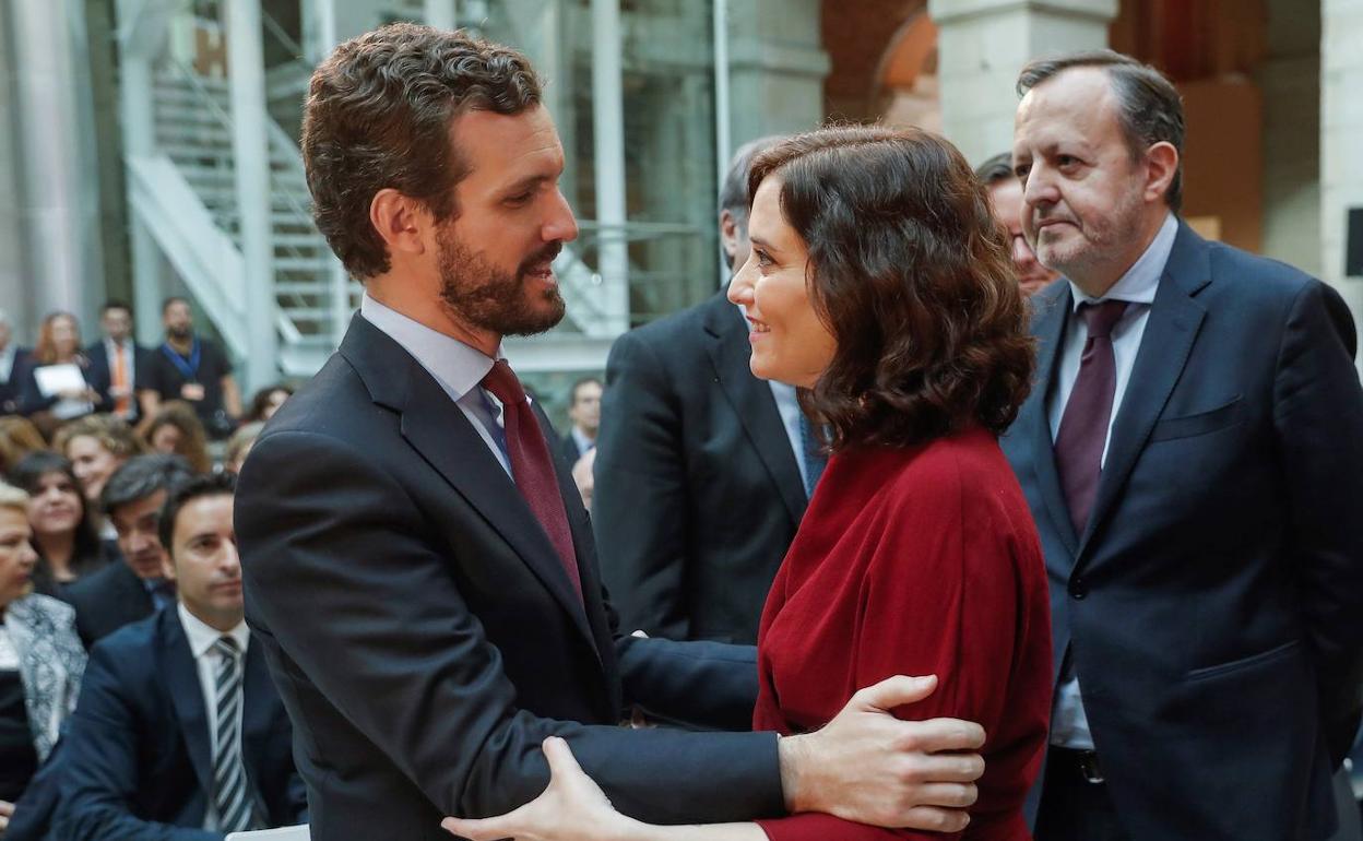 Casado, este lunes, junto a la presidenta madrileña en un acto contra la violencia de género. 