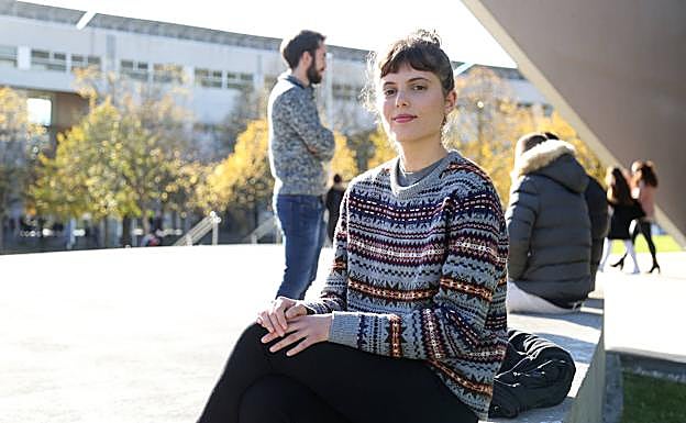 La premiada María Vaquero posa en el exterior del centro Carlos Santamaría en Donostia. 