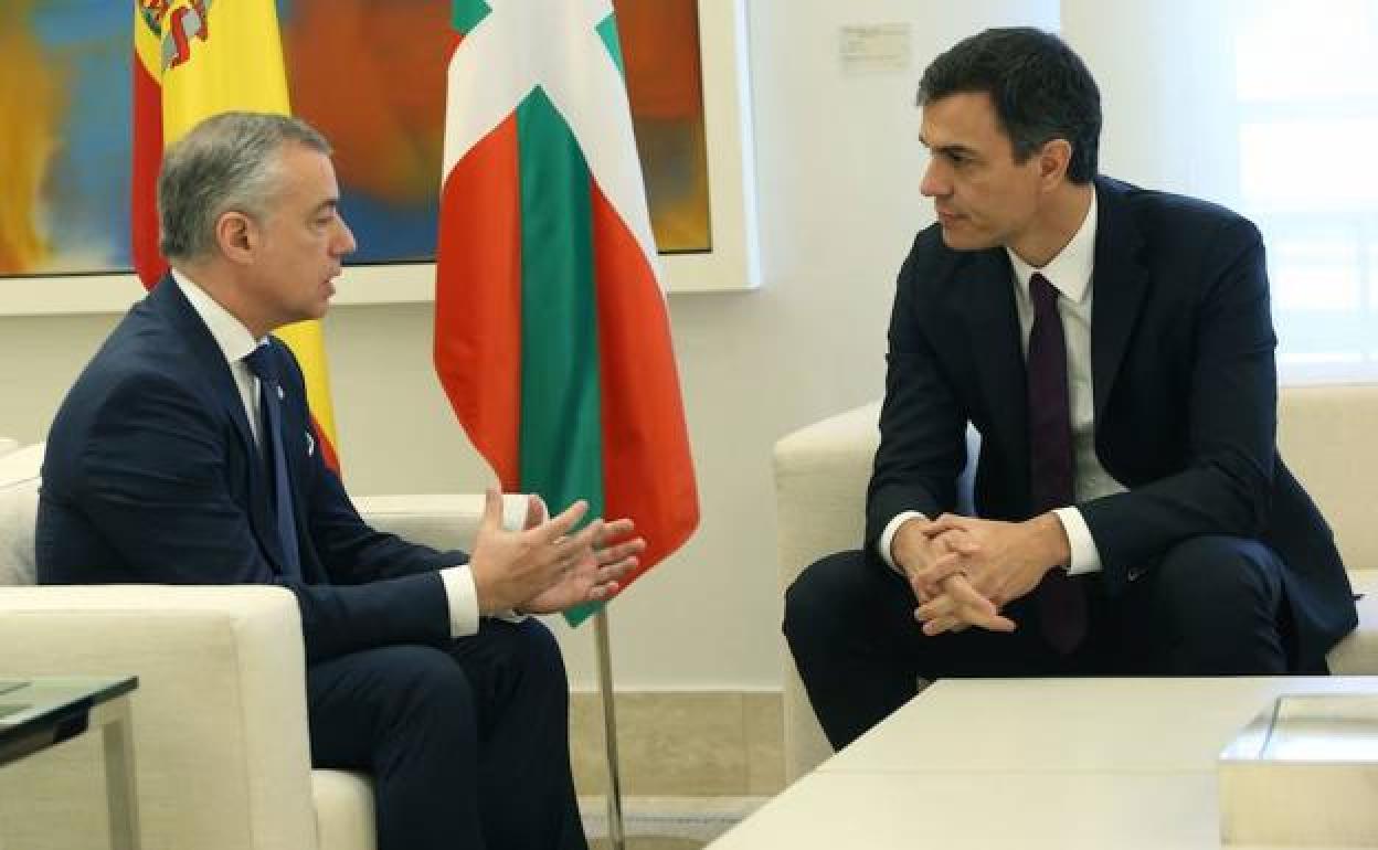 Imagen de archivo de una reunión del lehendakari, Iñigo Urkullu, con el presidente en funciones Pedro Sánchez