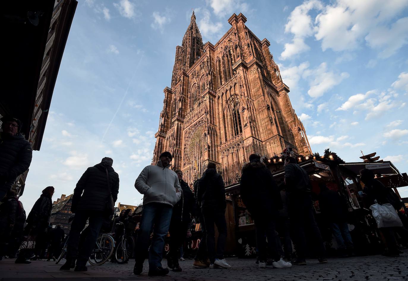 La ciudad francesa de Estrasburgo ha abierto entre fuertes medidas de seguridad la 450ª edición de su mercado de Navidad, en el que el año pasado murieron cinco personas y otras diez resultaron heridas en un acto terrorista con arma de fuego. El Christkindelsmärik (mercado del niño Jesús en alsaciano) es el mercado navideño más antiguo de Francia y se compone de 300 puestos de madera llamados chalets, un abeto de 30 metros de altura y varios kilómetros de guirnaldas luminosas, y durante un mes acoge a dos millones de visitantes