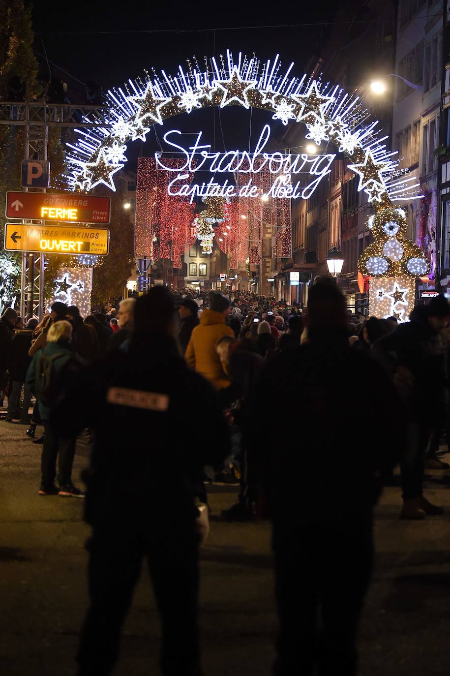 La ciudad francesa de Estrasburgo ha abierto entre fuertes medidas de seguridad la 450ª edición de su mercado de Navidad, en el que el año pasado murieron cinco personas y otras diez resultaron heridas en un acto terrorista con arma de fuego. El Christkindelsmärik (mercado del niño Jesús en alsaciano) es el mercado navideño más antiguo de Francia y se compone de 300 puestos de madera llamados chalets, un abeto de 30 metros de altura y varios kilómetros de guirnaldas luminosas, y durante un mes acoge a dos millones de visitantes