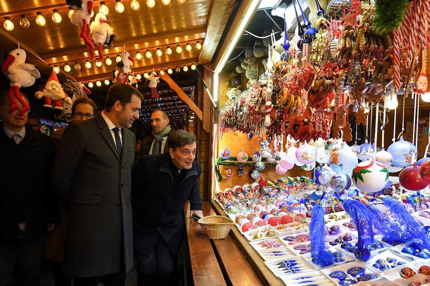La ciudad francesa de Estrasburgo ha abierto entre fuertes medidas de seguridad la 450ª edición de su mercado de Navidad, en el que el año pasado murieron cinco personas y otras diez resultaron heridas en un acto terrorista con arma de fuego. El Christkindelsmärik (mercado del niño Jesús en alsaciano) es el mercado navideño más antiguo de Francia y se compone de 300 puestos de madera llamados chalets, un abeto de 30 metros de altura y varios kilómetros de guirnaldas luminosas, y durante un mes acoge a dos millones de visitantes