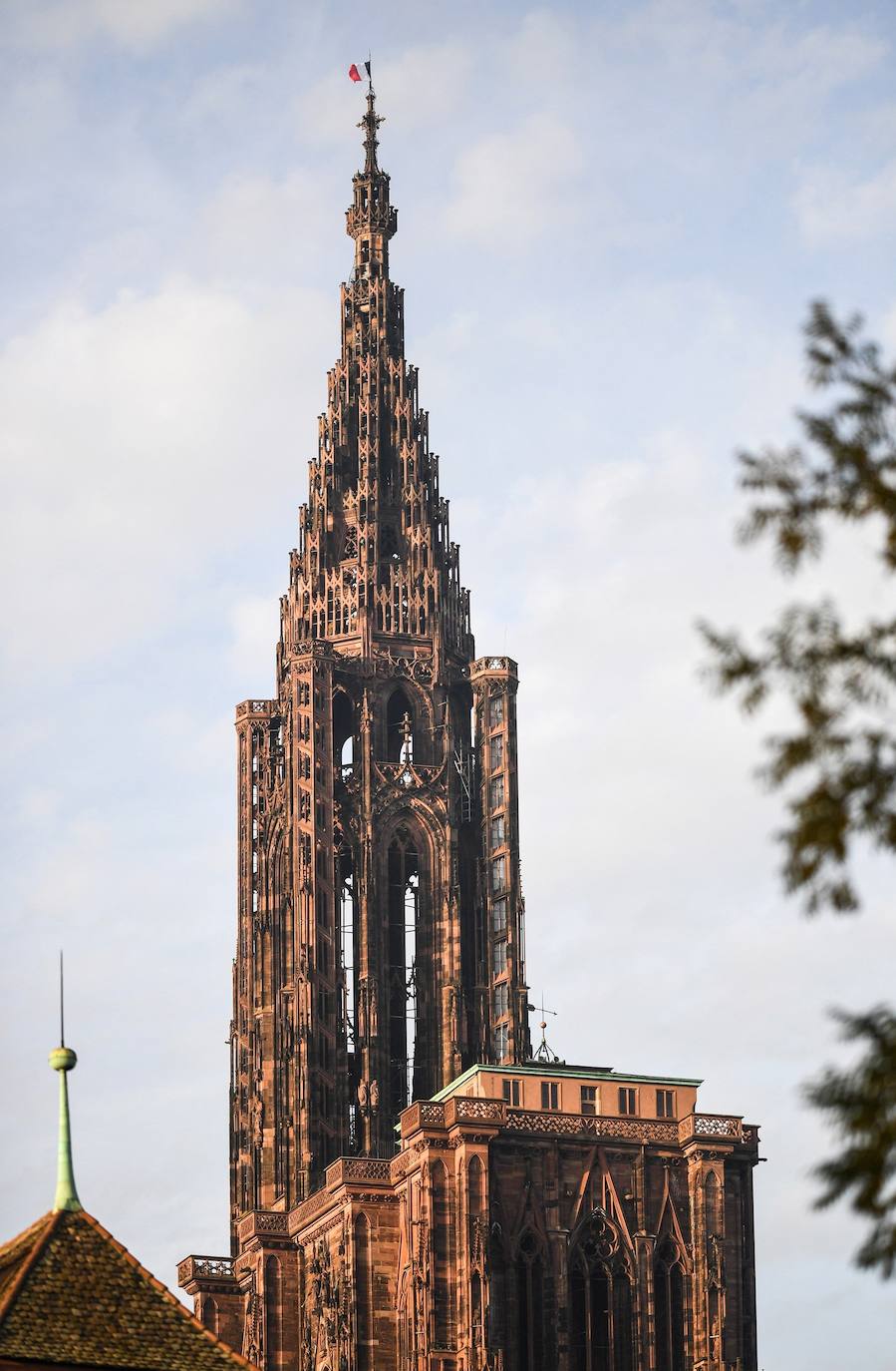 La ciudad francesa de Estrasburgo ha abierto entre fuertes medidas de seguridad la 450ª edición de su mercado de Navidad, en el que el año pasado murieron cinco personas y otras diez resultaron heridas en un acto terrorista con arma de fuego. El Christkindelsmärik (mercado del niño Jesús en alsaciano) es el mercado navideño más antiguo de Francia y se compone de 300 puestos de madera llamados chalets, un abeto de 30 metros de altura y varios kilómetros de guirnaldas luminosas, y durante un mes acoge a dos millones de visitantes