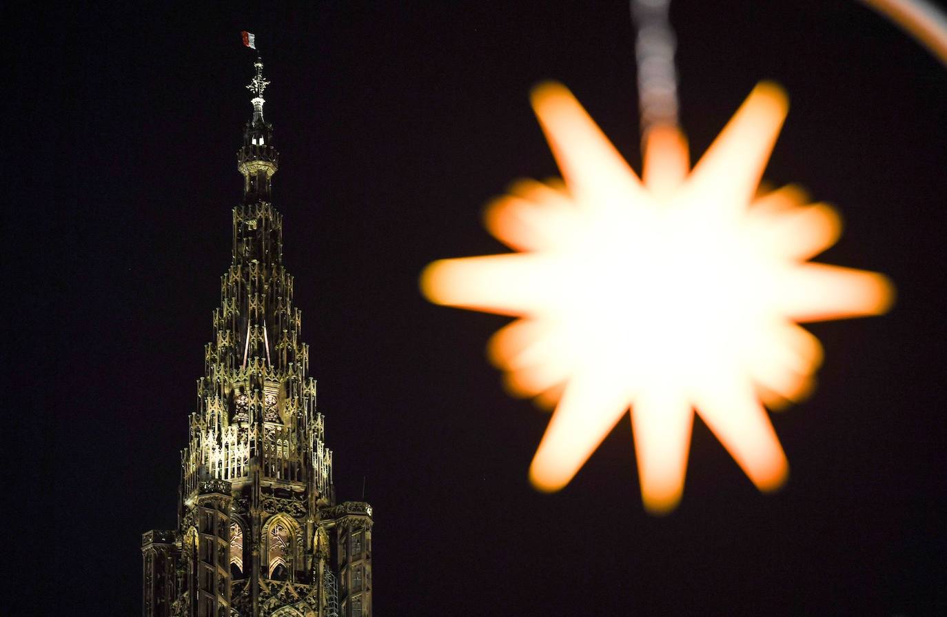 La ciudad francesa de Estrasburgo ha abierto entre fuertes medidas de seguridad la 450ª edición de su mercado de Navidad, en el que el año pasado murieron cinco personas y otras diez resultaron heridas en un acto terrorista con arma de fuego. El Christkindelsmärik (mercado del niño Jesús en alsaciano) es el mercado navideño más antiguo de Francia y se compone de 300 puestos de madera llamados chalets, un abeto de 30 metros de altura y varios kilómetros de guirnaldas luminosas, y durante un mes acoge a dos millones de visitantes