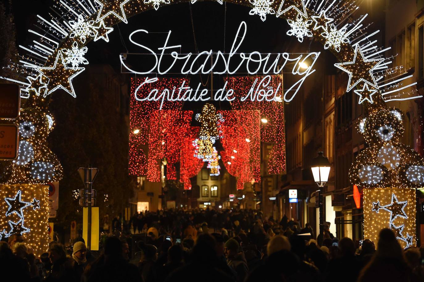 La ciudad francesa de Estrasburgo ha abierto entre fuertes medidas de seguridad la 450ª edición de su mercado de Navidad, en el que el año pasado murieron cinco personas y otras diez resultaron heridas en un acto terrorista con arma de fuego. El Christkindelsmärik (mercado del niño Jesús en alsaciano) es el mercado navideño más antiguo de Francia y se compone de 300 puestos de madera llamados chalets, un abeto de 30 metros de altura y varios kilómetros de guirnaldas luminosas, y durante un mes acoge a dos millones de visitantes