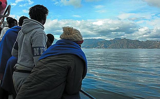 Desde la cubierta del barco se veía ayer la isla de Sicilia.