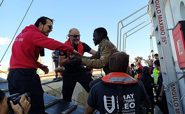 Los inmigrantes rescatados por el 'Aita Mari' han podido desembarcar este martes en Italia. 