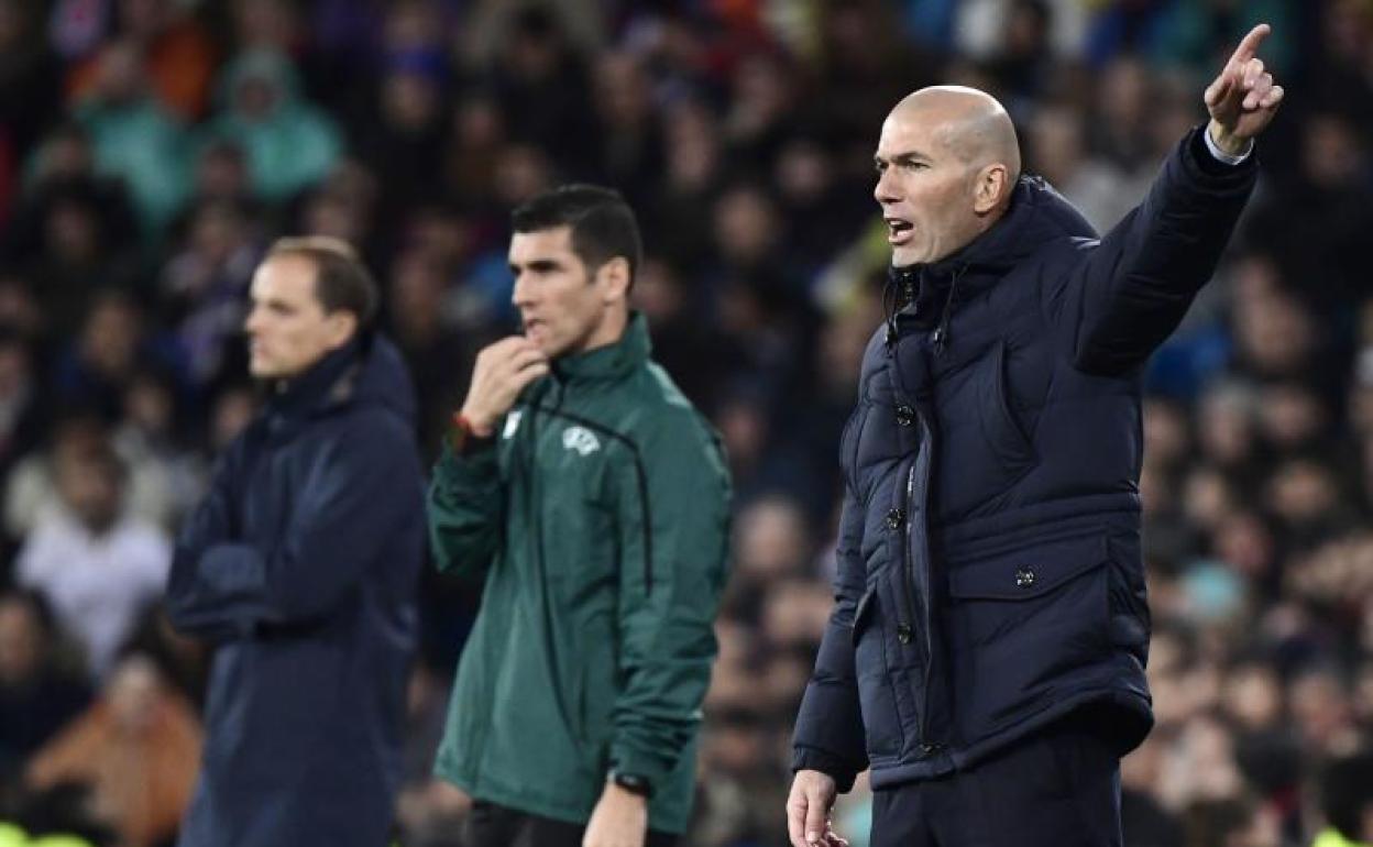 Zinedine Zidane (d), durante el Real Madrid-PSG.