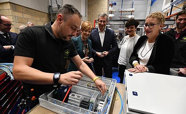 Arantxa Tapia y Markel Olano han visitado la nueve sede de Euskabea en Andoain