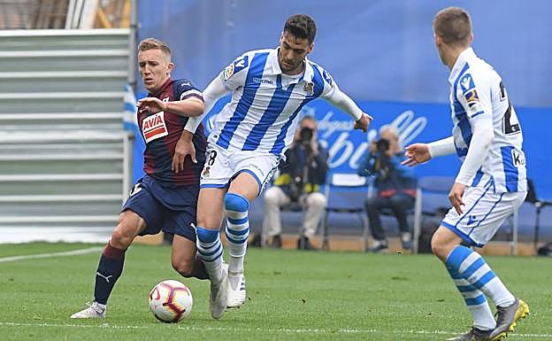 De Blasis y Merino pugnan por un balón en el último derbi disputado en Anoeta. 