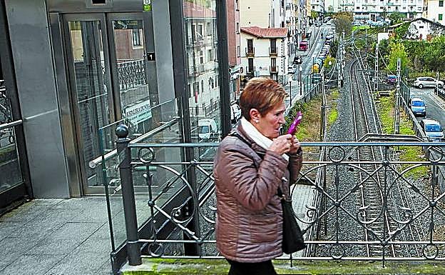 Una mujer pasa sobre la vía actual del Topo en el paseo de Colón de Irun.