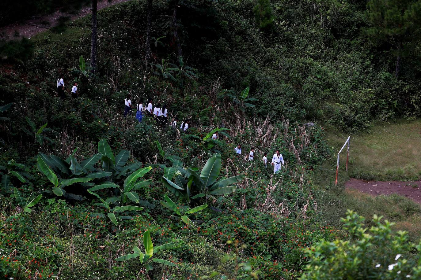 Niñas q'qchí de la aldea Tipulcan en San Pedro Carchá practican taekwondo con su maestro, Danny Coy, en una cancha de tierra en el medio de la aldea. Cada golpe es seguido por un fuerte grito que se resuena en las laderas de la zona montañosa de Alta Verapaz, en el norte de Guatemala. Con cada patada al aire, las niñas de la aldea Tipulcan espantan a los fantasmas de la violencia machista y el acoso que han sufrido en su comunidad. 