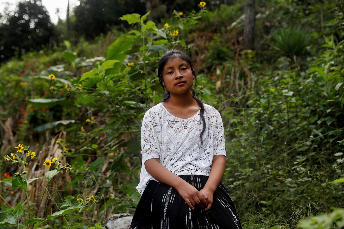 Niñas q'qchí de la aldea Tipulcan en San Pedro Carchá practican taekwondo con su maestro, Danny Coy, en una cancha de tierra en el medio de la aldea. Cada golpe es seguido por un fuerte grito que se resuena en las laderas de la zona montañosa de Alta Verapaz, en el norte de Guatemala. Con cada patada al aire, las niñas de la aldea Tipulcan espantan a los fantasmas de la violencia machista y el acoso que han sufrido en su comunidad. 