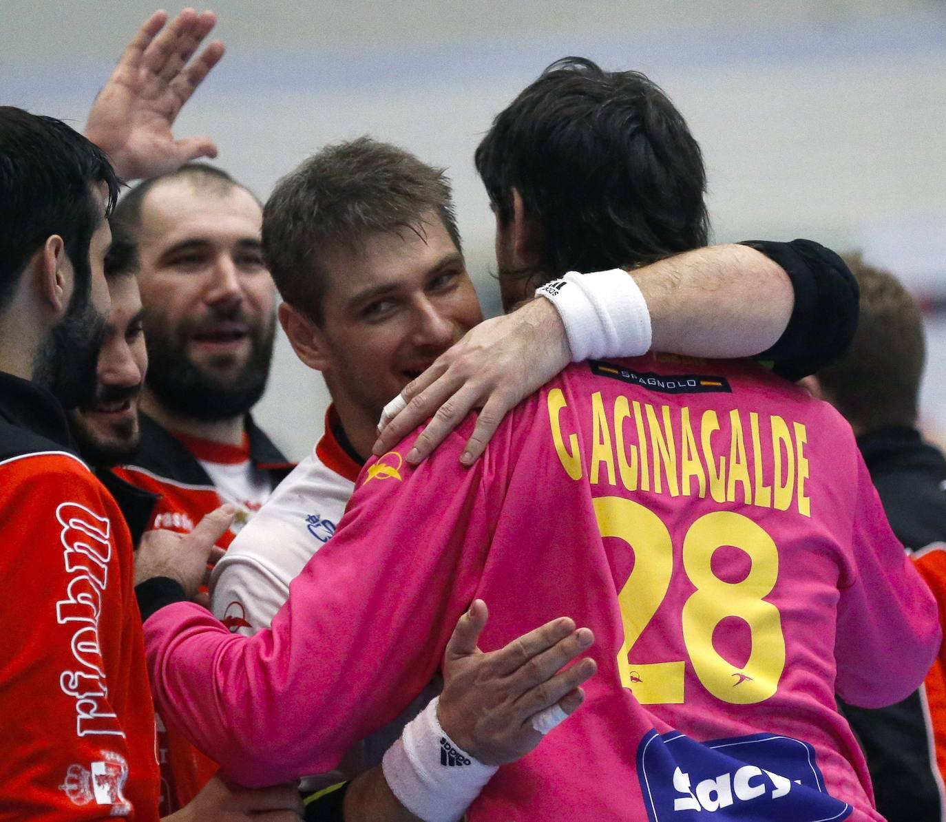 Los hermanos Aginagalde se abrazan tras un partido de la selección. 