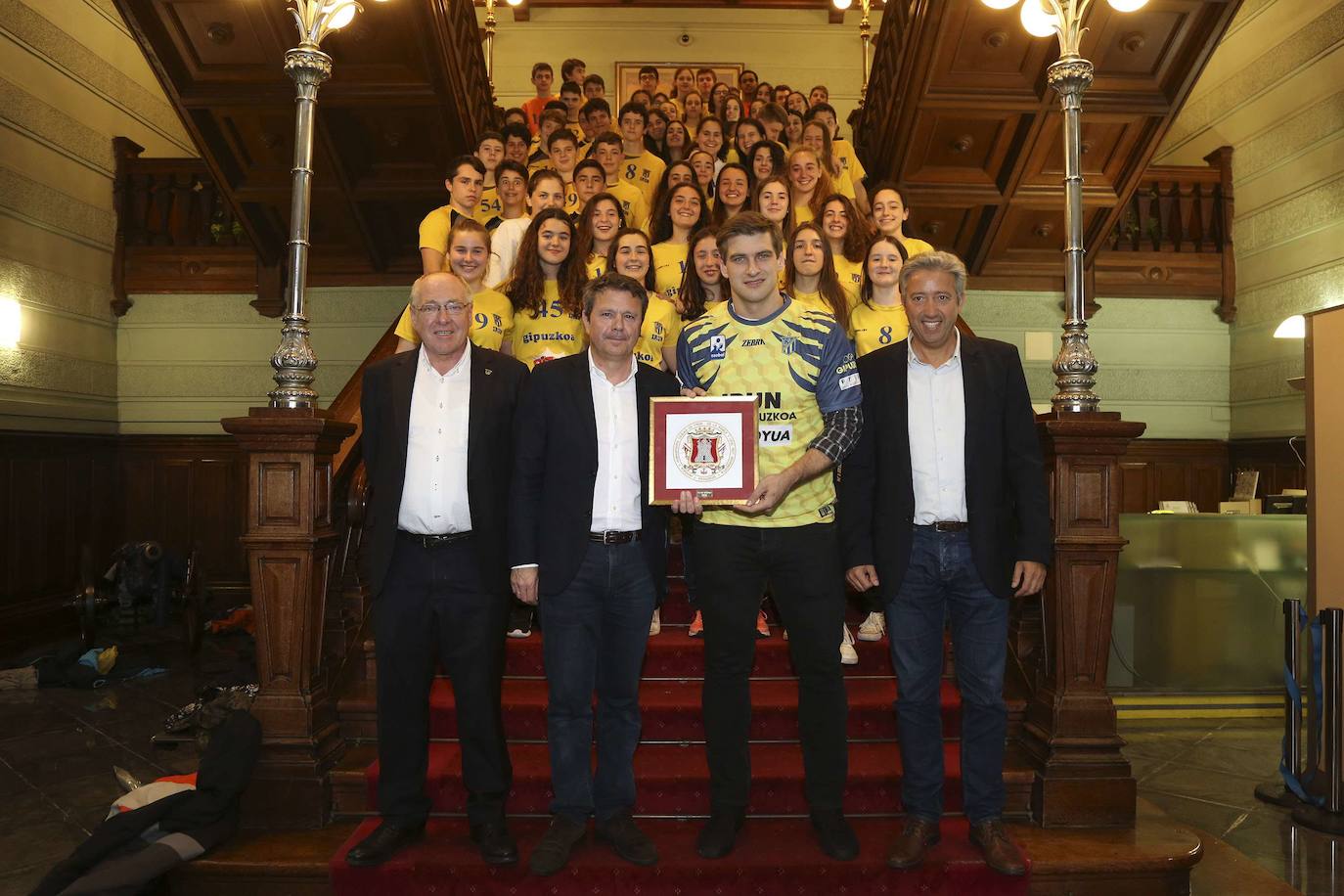 Aginagalde, homenajado en el Ayuntamiento de Irun. 