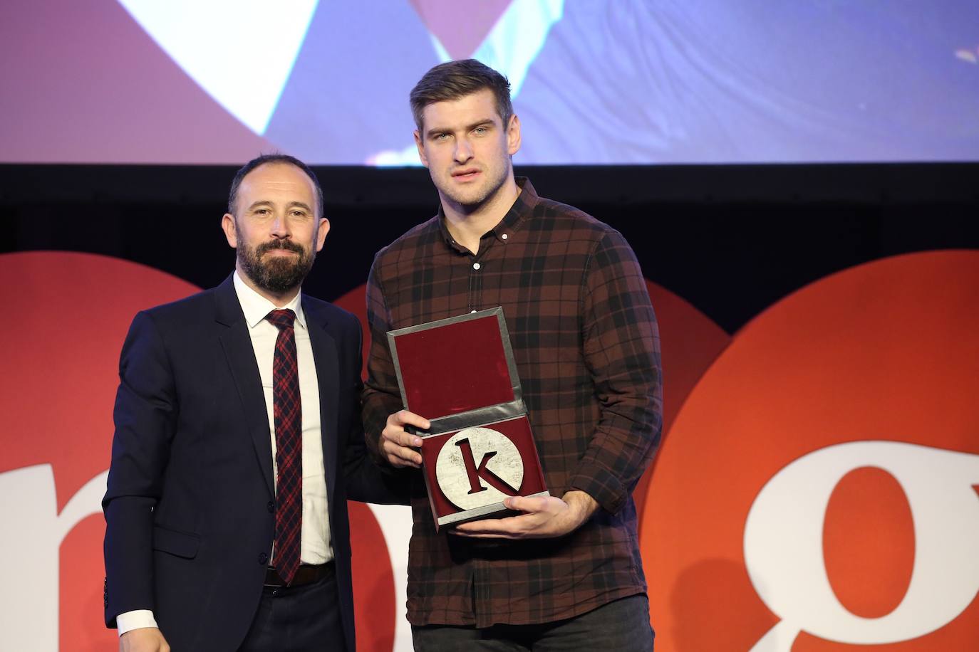 Itxaso entrega el premio de mejor deportista guipuzcoano a Julen Aginagalde en 2018. 