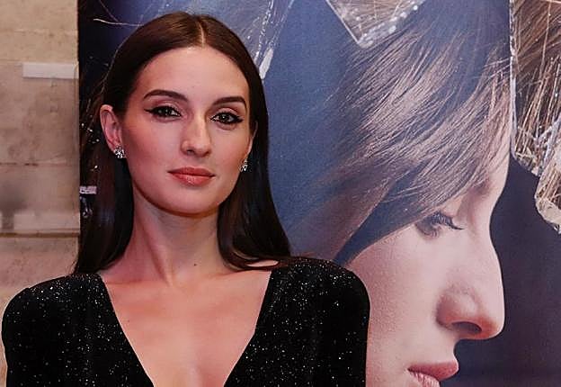 María Valverde junto a la imagen de su personaje en el cartel de 'Araña'.